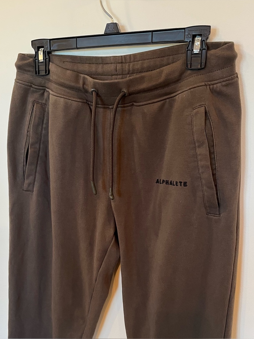Alphalete Mens Joggers Medium Brown Drawstring Pockets Stretch Gym Embroidered